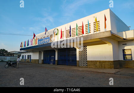 Der Bahnhof in Battambang; sechs 30 Uhr morgens; die Uhr mitteilt, liegt. In Battambang, Kambodscha. Dezember 2018 Stockfoto