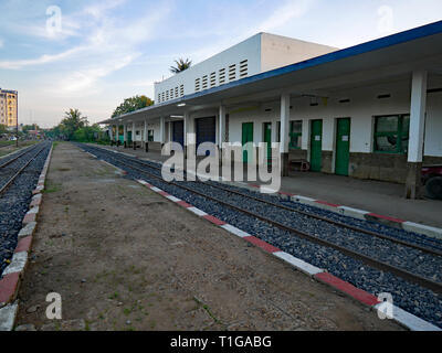 Leer und wüst Plattform Battambang Bahnhof mit keine Züge fahren. In Battambang, Kambodscha. 04-12-2018. Stockfoto