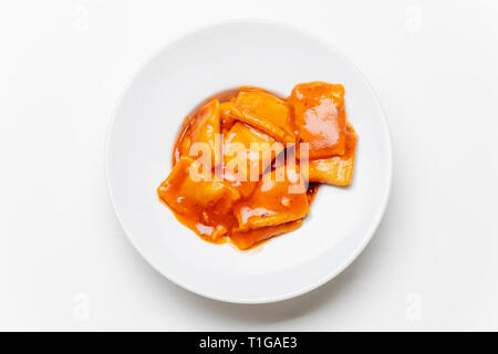 Ravioli in einem Teller auf weißem Hintergrund Stockfoto
