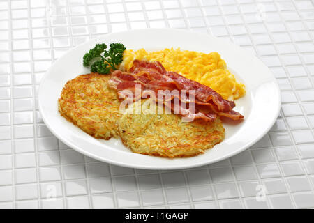 Diner style Hash Browns, Rührei und Speck Stockfoto