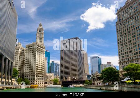 Chicago River Michigan Avenue Bridge mit der River Walk und umliegende Downtown Architektur im Sommer, Chicago, Illinois. Stockfoto