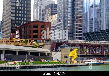 Chicago River und Flusskreuzfahrt mit der River Walk und umliegende Downtown Architektur im Sommer, Chicago, Illinois. Stockfoto