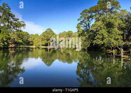 Malerische Magnolia Fluss, der Golf von Mexiko im Süden von Alabama, Magnolia Springs, Alabama führt. Stockfoto