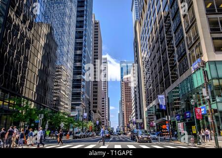 Busy Market Street mit Zebrastreifen in der Innenstadt von Center City Philadelphia, Pennsylvania. Stockfoto