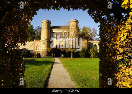 Orangerie und der Botanische Garten in Karlsruhe im Abendlicht Stockfoto