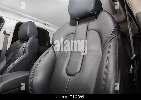 Leder schwarz Vordersitz im Auto Stockfoto
