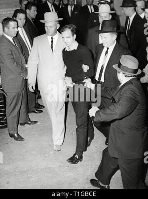 Lee Harvey Oswald erschossen von Jack Ruby wie Oswald wird von Dallas Polizei Detektive Jim Leavelle und L. C. Gräber, 24. November 1963 Datei Referenz Nr. 1003 811 THA verschoben Stockfoto