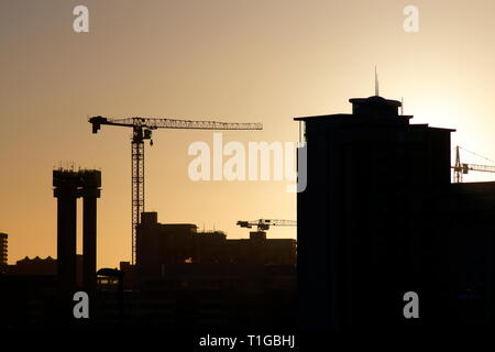 Silhouette der City Island und Turmdrehkran auf dem Bau von Wellington Place in Leeds City Centre Stockfoto