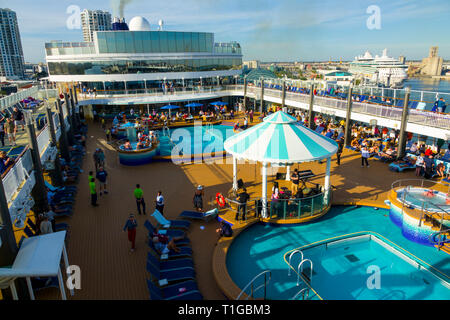 Aktivität auf der Plattform des Kreuzfahrtschiff Norwegian Pearl wie es verlässt den Hafen von Tampa Florida auf einer Kreuzfahrt in die westliche Karibik Golf von Mexiko Stockfoto