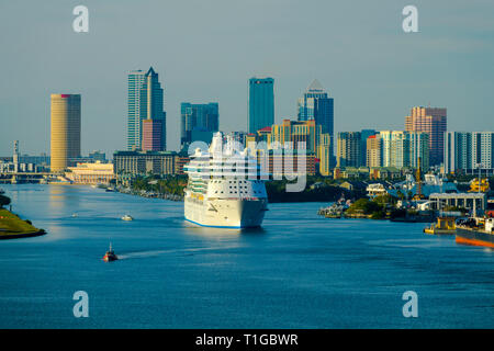 Tampa Florida Skyline vom Deck eines ausscheidenden Kreuzfahrtschiff auf der Hillsbourough Fluss in Tampa Bay mit Kreuzfahrtschiff Royal Caribbean Brilliance von Stockfoto