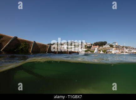 Ein Schuss von Yachten in Salcombe Mündung im Sommer mit Blick auf die schöne Cliff House Gebäude, das ist die Heimat der Salcombe Yacht Club Stockfoto