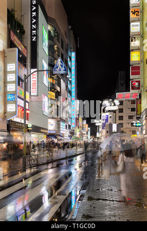 Scharen von Fußgängern in Shibuya, Tokio, Japan Stockfoto