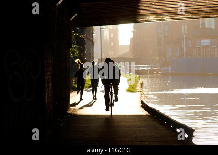 Pendeln Sie mit Übung entlang der Leeds zum Liverpool Canal im Stadtzentrum von Leeds. Stockfoto