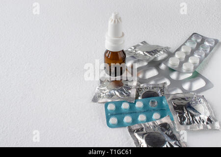 Nahaufnahme von Pillen in Pack auf hellen Hintergrund. Verschiedene Arten von Pillen. Tabletten in einer Packung. Stockfoto