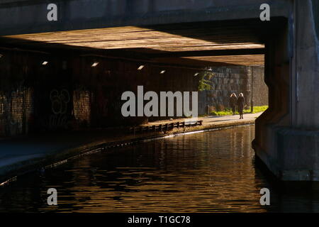 Pendeln Sie mit Übung entlang der Leeds zum Liverpool Canal im Stadtzentrum von Leeds. Stockfoto