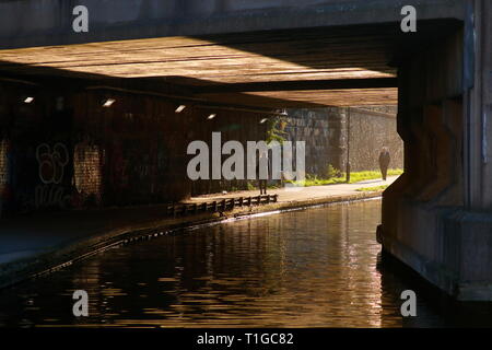 Pendeln Sie mit Übung entlang der Leeds zum Liverpool Canal im Stadtzentrum von Leeds. Stockfoto