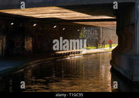 Pendeln Sie mit Übung entlang der Leeds zum Liverpool Canal im Stadtzentrum von Leeds. Stockfoto