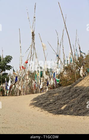 Votivflaggen - Grabbeigabe - Imam Asim mazar oder Mausoleum Area - Taklamakan Desert. Hotan-Xingjiang-China-0065 Stockfoto