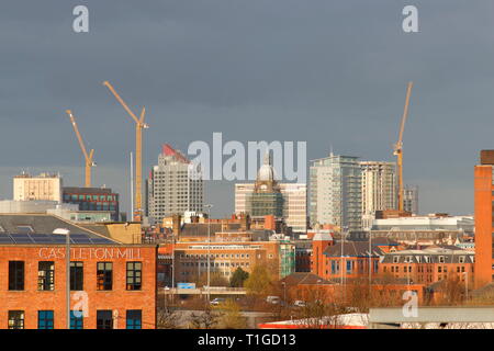 Skyline mit Leeds Leeds Rathaus eine Renovierung der Gebäude, Dach, der im Dezember 2018 begonnen und wird voraussichtlich abgeschlossen sein i Stockfoto