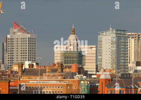 Skyline mit Leeds Leeds Rathaus eine Renovierung der Gebäude, Dach, der im Dezember 2018 begonnen und wird voraussichtlich abgeschlossen sein i Stockfoto