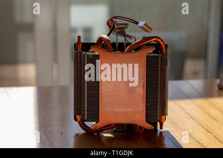 CPU Hitze sinker von einem PC aus. Kupfer heatsinker mit einem Lüfter für die Kühlung des Prozessors Stockfoto