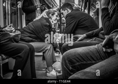 Reportage Bild eines jungen Paares, intime auf die Londoner U-Bahn Stockfoto