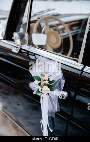 Im Retrostil Bild eines alten Autoradio und Dashboard in einem klassischen Auto Stockfoto