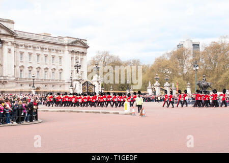 Der Wechsel der Garde-Zeremonie im Buckingham Palace in London, Großbritannien. Stockfoto