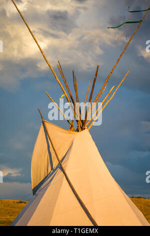 Eine Nahaufnahme bei Sonnenuntergang von der oberen Hälfte von einem Tipi mit dramatischen Himmel in der Western Plains Stockfoto