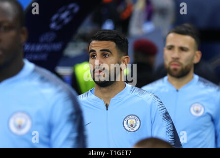 Charkow, Ukraine - Oktober 23, 2018: Riyad Mahrez von Manchester City geht an die Tonhöhe vor dem UEFA Champions League Spiel gegen Shakhtar Donetsk Stockfoto