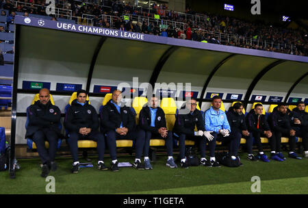 Charkow, Ukraine - Oktober 23, 2018: Manchester City Manager Josep Guardiola (L), seinem Assistenten und Spieler auf der Bank während der UEFA Champions League g Stockfoto