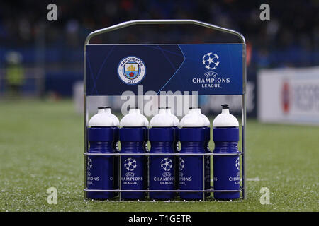 Charkow, Ukraine - Oktober 23, 2018: Bottle Carrier mit Manchester City und die UEFA Champions League Logos auf dem Gras während der UEFA Champions League Stockfoto