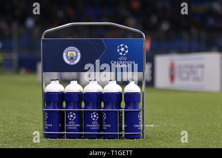 Charkow, Ukraine - Oktober 23, 2018: Bottle Carrier mit Manchester City und die UEFA Champions League Logos auf dem Gras während der UEFA Champions League Stockfoto