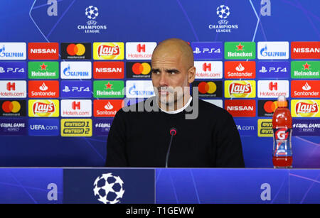 Charkow, Ukraine - Oktober 23, 2018: Manchester City Manager Josep "Pep" guardiola betreut die Presse- Konferenz nach dem UEFA Champions League Spiel ein Stockfoto