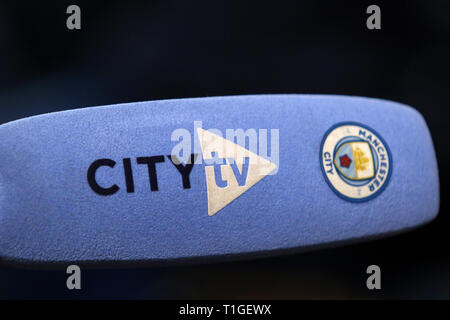 Charkow, Ukraine - Oktober 23, 2018: Videokamera Mikrofon mit Manchester City Logo während der Presse- konferenz nach dem UEFA Champions League Stockfoto