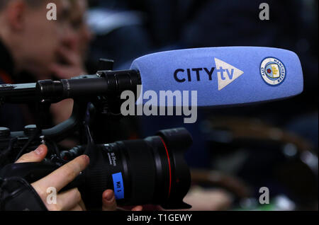 Charkow, Ukraine - Oktober 23, 2018: Videokamera Mikrofon mit Manchester City Logo während der Presse- konferenz nach dem UEFA Champions League Stockfoto