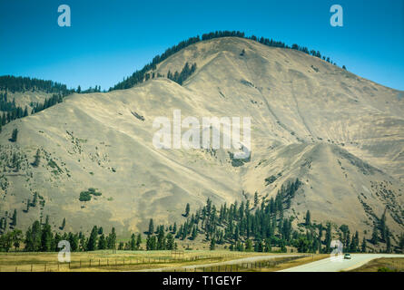 Eine schöne stark Berg mit einer Streuung von Kiefern entlang der Autobahn I-90 in Montana, USA Stockfoto