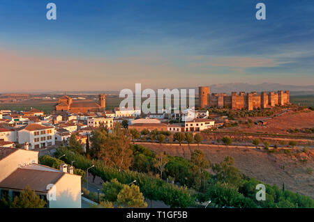 Panoramablick mit Schloss von Burgalimar (10. Jahrhundert). Baños de la Encina. Die Provinz Jaen. Region Andalusien. Spanien. Europa Stockfoto