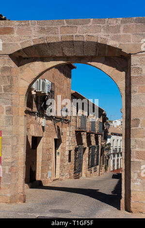 Urban Ansicht mit Arco de los Benalua. Baños de la Encina. Die Provinz Jaen. Region Andalusien. Spanien. Europa Stockfoto