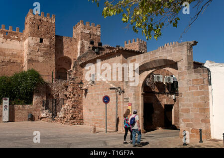 Urban Ansicht mit Schloss von Burgalimar (10. Jahrhundert) und Arco de los Benalua. Baños de la Encina. Die Provinz Jaen. Region Andalusien. Spanien. Europa Stockfoto