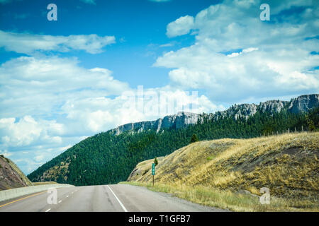 Blick von der I-90 Autobahn einer sich nähernden bergab Richtung durch Berge in Big Sky Country, Western Montana, USA Stockfoto