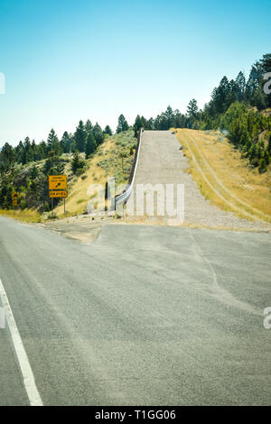 Ein strassenrand Sicherheitsfunktion für Runaway Lkw, eine ansteigende Rampe von Kies eine grosse Anlage von Ausfall der Bremsanlage auf einer Autobahn in Western Montana zu stoppen Stockfoto