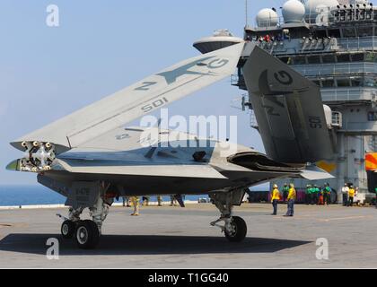 140817-N-SB 299-668 ATLANTIK (Aug. 17, 2014) Der X-47B Unmanned Combat Air System Demonstration (UCAS-D) führt den Flugbetrieb an Bord der Flugzeugträger USS Theodore Roosevelt (CVN 71). Das Flugzeug hat eine Reihe von Tests beweist seine Fähigkeit, sicher und nahtlos mit bemannten Flugzeugen zu betreiben. Theodore Roosevelt ist unterwegs Vorbereitung für zukünftige Bereitstellungen. (U.S. Marine Foto von Mass Communication Specialist Seaman Apprentice Alex Millar/Freigegeben) Stockfoto