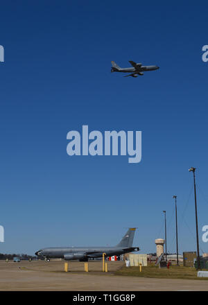 Einer KC-135 Flugzeug von der 171St Air Refuelling Flügel, ein Pennsylvania Air National Guard Station in der Nähe von Pittsburgh, 23. März 2019. (U.S. Air National Guard Foto von Senior Master Sgt. Shawn Mönch) Stockfoto