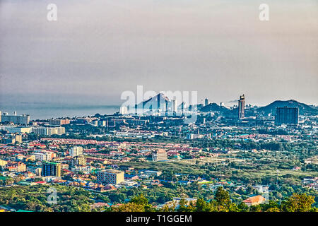 Dieses einzigartige Bild zeigt die Thailändische Stadt Hua Hin durch das Meer. Sie können sehen, den Wolken und dem Dunst sehr gut in der Abendsonne. Stockfoto