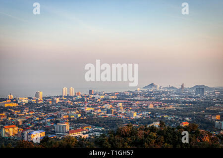 Dieses einzigartige Bild zeigt die Thailändische Stadt Hua Hin durch das Meer. Sie können sehen, den Wolken und dem Dunst sehr gut in der Abendsonne. Stockfoto