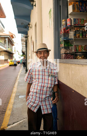 Street Portrait von unbekannten Latino Mann in der historischen Altstadt von Panama City (Casco Viejo/Casco Antiguo). Panama. Redaktionelle Verwendung. Okt 2018 Stockfoto