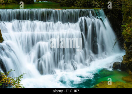 Herbst Wald Farben mit wunderschönen türkisen Wasserfall im Freien im Naturpark der Schlucht Vintgar Slowenien Stockfoto