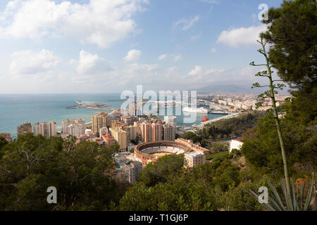 Ein Blick auf die Küste und das Mittelmeer von Malaga Stadt, Malaga, Andalusien, Spanien Stockfoto