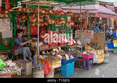 Marktstand verkaufen Tempel Angebote, Kowloon. Stockfoto